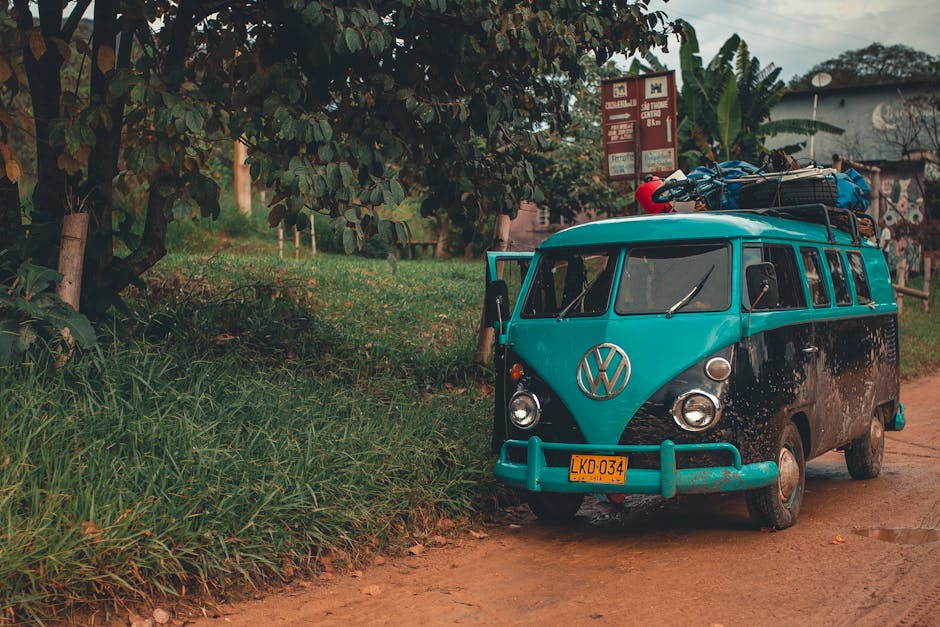 Combi Volkswagen vintage sur une route de campagne